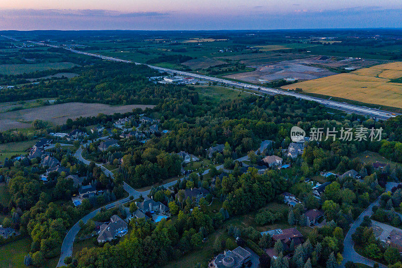 鸟瞰图Purpleville, Kleinburg在特斯顿路和400高速公路，独立和复式住宅在伍德布里奇沃恩，安大略省，加拿大